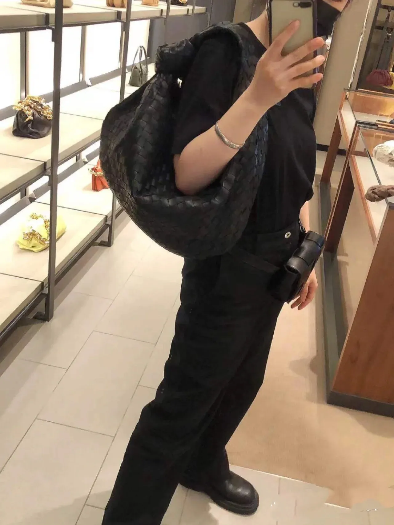 The back of the waist is just right. If you are too short of wearing a small size, hurry up and buy a medium size. Not only can it satisfy you in terms of size, but it can also give you the concave shape that he should have🥰